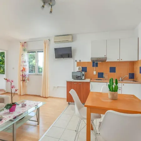 Luka 2 * Podgora